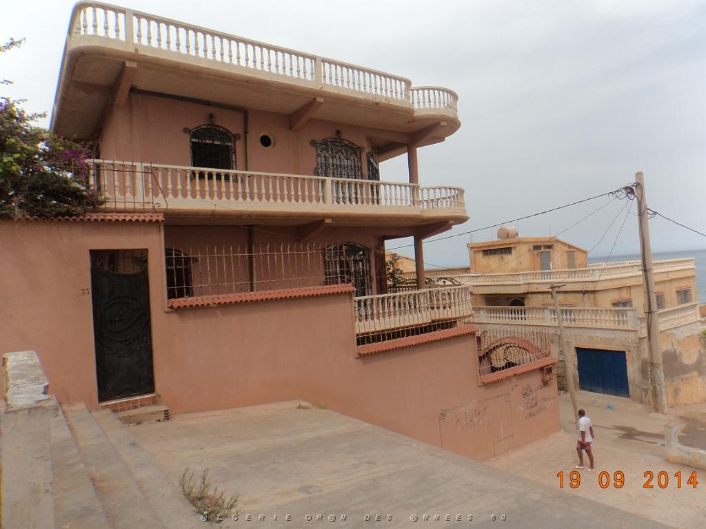 17-5-Bouisseville (dnas la pente, un superbe villa).JPG -                                